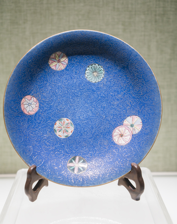 Jindi group pattern porcelain plate from Qing Dynasty at Qingdao museums, Shandong Province, China.のeditorial素材
