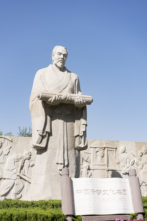China, Henan Province, Kaifeng City,Zhang Zeduan Statue at Qingming Shangheyuanのeditorial素材