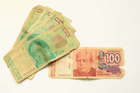 1 australes and 100 australe old bill of Argentina, pink picture and pattern