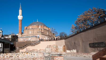 SOFIA, BULGARIA - DECEMBER 20 2016: Banya Bashi Mosque and ruins of ancient Serdica, Sofia, Bulgariaのeditorial素材