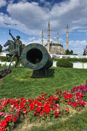 EDIRNE, TURKEY - MAY 26, 2018:  Selimiye Mosque and monument of Ottoman Sultan Mehmed II with medieval cannon in city of Edirne,  East Thrace, Turkeyのeditorial素材