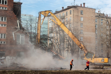 MOSCOW - MARCH 25, 2015: excavator demolishes building 205 schools named Hero of the Soviet Union Lyutikovaのeditorial素材