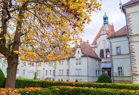 Topiary garden at autumn. Shenborn castle and english garden around it.のeditorial素材