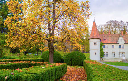 Topiary garden at autumn. Shenborn castle and english garden around it.のeditorial素材