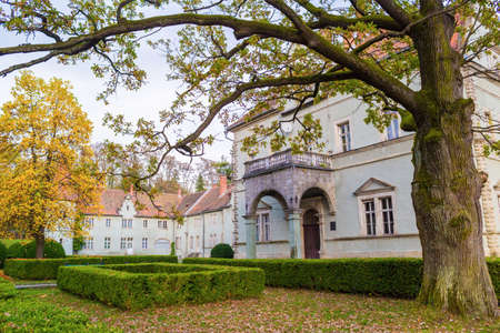 Topiary garden at autumn. Shenborn castle and english garden around it.のeditorial素材