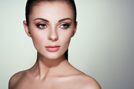 Beautiful Young Woman with Clean Fresh Skin. Perfect Makeup. Beauty Fashion. Eyelashes. Cosmetic Eyeshadow. Highlighting. Cosmetology, Beauty and Spaの写真素材