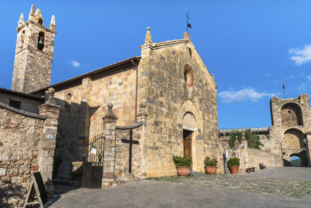 Monteriggioni in the Siena Province of Tuscany, a medieval walled town, located on a natural hillock  The main piazza with the  Romanesque church of Santa Maria Assunta の写真素材