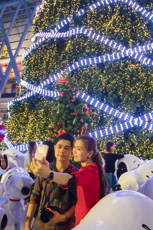 BANGKOK, THAILAND â december 21, 2014 : the children and their parents come to photograph in front of the magestic Christmas treeBANGKOK, THAILAND â december 21,2014 : the children and their parents come to photograph in front of the magestic Christmaのeditorial素材