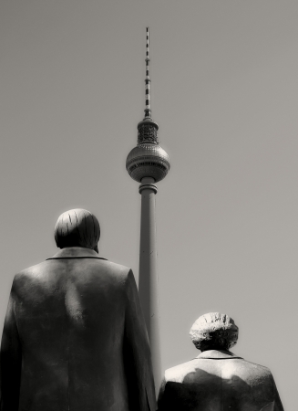 Karl Marx, Friedrich Engels and the television tower in Berlinのeditorial素材