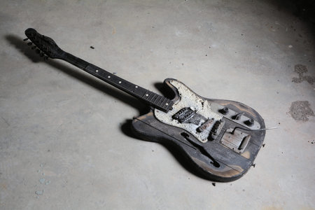a burned Gittare on the floor of a demolished house in Magdeburg