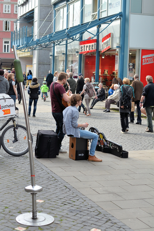 BRAUNSCHWEIG GERMANY April 11th 2015: Street musicians and passersby in the city center of Braunschweigのeditorial素材