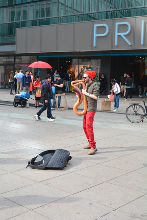 BERLIN GERMANY MAY 20 2015: Street musician on the Alexanderplatz in Berlinのeditorial素材