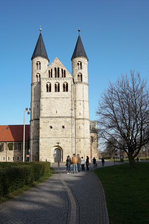 MAGDEBURG, GERMANY - April 2, 2016: tourists in front of the monastery "our dear women" in Magdeburgのeditorial素材