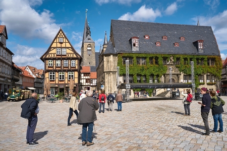 QUEDLINBURG, GERMANY - SEPTEMBER 07, 2017: Tourists and residents on the market square of the medieval town of Quedlinburg in the Harz Mountainsのeditorial素材