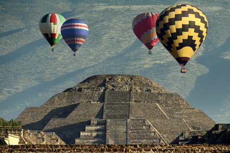 Balloons above pyramid of the moon - Teotihuacan, Mexicoの写真素材