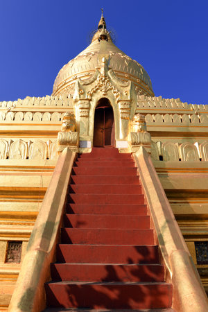Entrance to the inner circle of Shwezigon Pagoda with altar in Nyaung-U, Bagan, Myanmarの写真素材