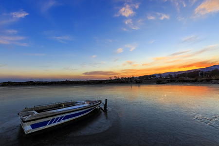 The sunset reflected in Jinyang Lakeの写真素材