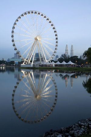 The Kuala Lumpur 'Eye on Malaysia' with the Twin Towers in the Backgroundのeditorial素材