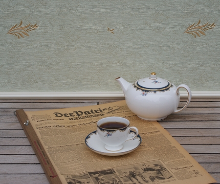 Kassel, Germany, 04.11.2018 english teacup with saucer and a teapot on an old german daily newspaper The Patriot, edition from June 8, 1950. The daily newspaper The Patriot, founded in 1848, edition from 8.6.1950 with the headline: Europe groans under recのeditorial素材