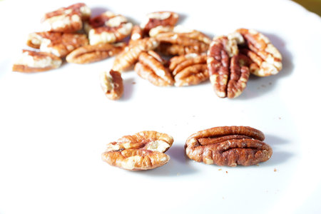 The pecan kernels taste similar to the walnut kernels, photographed here as a detail in the studio