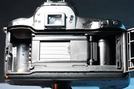 With digital photo cameras, the mirror and the housing with water cleaning