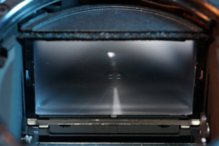 With digital photo cameras, the mirror and the housing with water cleaning