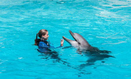 trainer swimming withthe bottlenose dolphinのeditorial素材