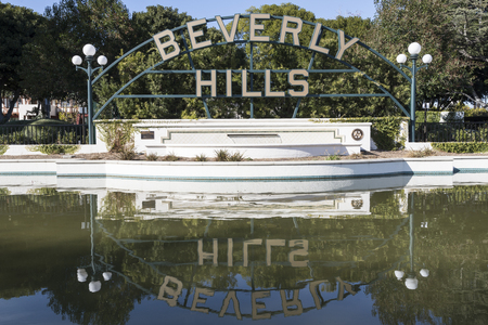 The sign at Beverly hills over the pond of water.のeditorial素材