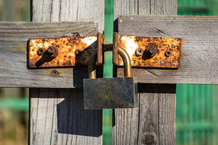 Old Wood Doors and Key lock on itの写真素材
