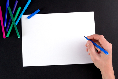 the man's hand, ready to draw a picture by a felt-tip penの写真素材