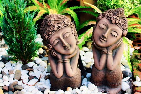 Twin statues outside a templeの素材