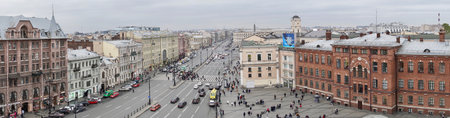 St. Petersburg, Russia - November, 2020 Amazing panoramic view on Ligovsky Prospekt and Moskovsky Railway Station. Roof view. Crowds of tourists in a hurry to their business, lively traffic on the road. Weathering autumn day at sunset. Historical city cenのeditorial素材