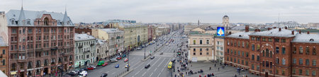 St. Petersburg, Russia - November, 2020 Amazing panoramic view on Ligovsky Prospekt and Moskovsky Railway Station. Roof view. Crowds of tourists in a hurry to their business, lively traffic on the road. Weathering autumn day at sunset. Historical city cenのeditorial素材