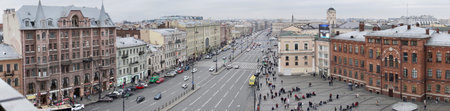 St. Petersburg, Russia - November, 2020 Amazing panoramic view on Ligovsky Prospekt and Moskovsky Railway Station. Roof view. Crowds of tourists in a hurry to their business, lively traffic on the road. Weathering autumn day at sunset. Historical city cenのeditorial素材