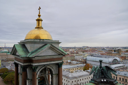 Saint Petersburg - November, 2020 Stunning Panoramic View Senate Square from the observation platform of the Cathedral of St. Isaac. The most popular sightseeing of the North capital of Russia for tourists all over the world. Blue sky above red roofs. Autのeditorial素材