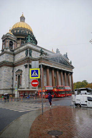 Saint-Petersburg, Russia - November, 2020 City shuttle double-decker comfortable tour bus Volvo on St. Isaacs square. St. Isaacs Cathedral background. One of the most popular sightseeing in Saint-Petersburg for tourists all over the world. Rainy dayのeditorial素材