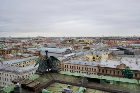 Saint Petersburg - November, 2020 Stunning Panoramic View Senate Square from the observation platform of the Cathedral of St. Isaac. The most popular sightseeing of the North capital of Russia for tourists all over the world. Blue sky above red roofs. Autのeditorial素材
