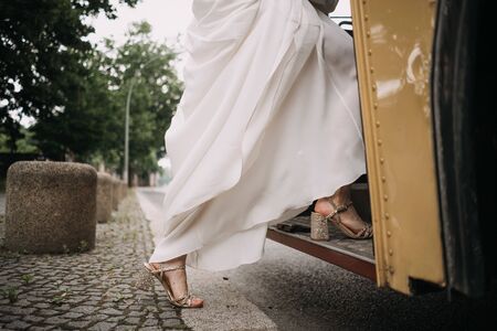 a bride getting in a carの写真素材