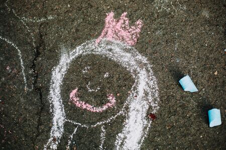 princess drawing on the floor with chalksの写真素材