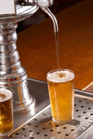 Topping up pint glasses from the draftの写真素材