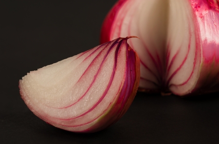 Detail of the colorful layers of a red onionの写真素材
