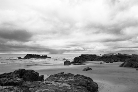 Black and white take of a rocky Pacific shore in Costa Ricaの写真素材