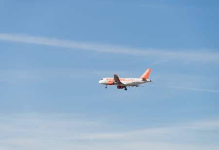 ALICANTE, SPAIN-  MARCH 20th : Easyjet.com Flights aeroplane approaches Alicante Airport. Easyjet is one the most popular low cost airlines flying holidaymakers from the UK to Mediterranean Europe.のeditorial素材