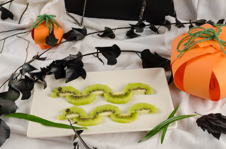 Kiwi snakes, a fruity Halloween kid party dessertの写真素材