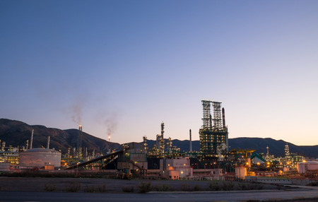 View of a large petrochemical facility at duskの写真素材
