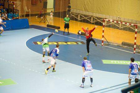 BENIDORM, SPAIN-NOVEMBER 4, 2017: Penalty shot during Spanish Division 1 match between Balonmano Benidorm and Anaitasunaの写真素材