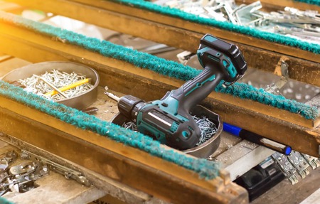 Production of pvc windows, tools for assembling frames and pvc windows, screws