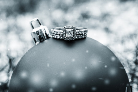 Winter engagement ring on an ornament in the snow.の写真素材