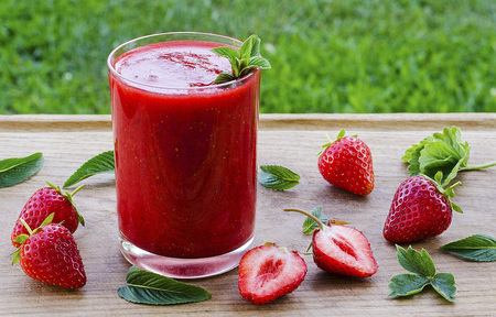 strawberry smoothies decorated with mint leaves2の写真素材