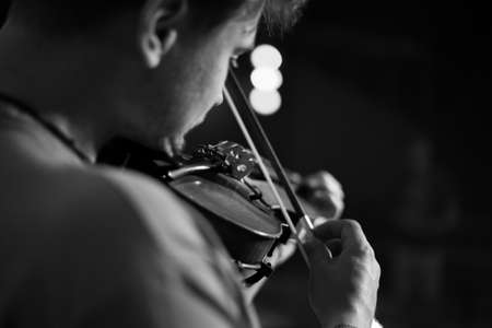 A man plays the violin on the stage of closeの写真素材
